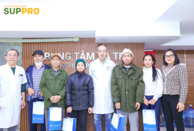 Đại diện Bệnh viện Hưng Việt và phía Cysina trao quà cho các bệnh nhân