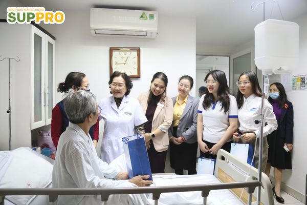 Buổi trao tặng quà cho bệnh nhân tại viện Hưng Việt