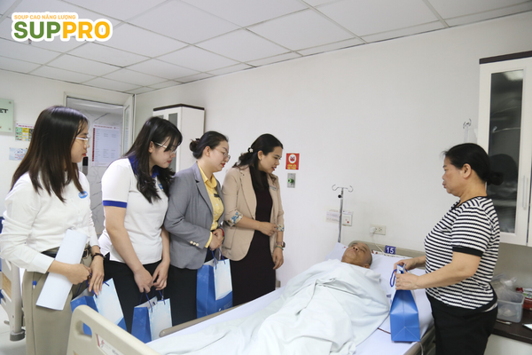 Buổi trao tặng quà cho bệnh nhân tại viện Hưng Việt 2