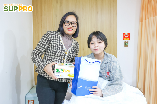 Buổi trao tặng quà cho bệnh nhân tại viện Hưng Việt 3