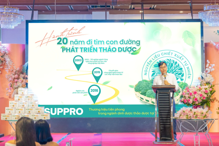 Tổng Giám đốc Công ty Dược phẩm Cysinatrong lễ ra mắt Suppro Cerna